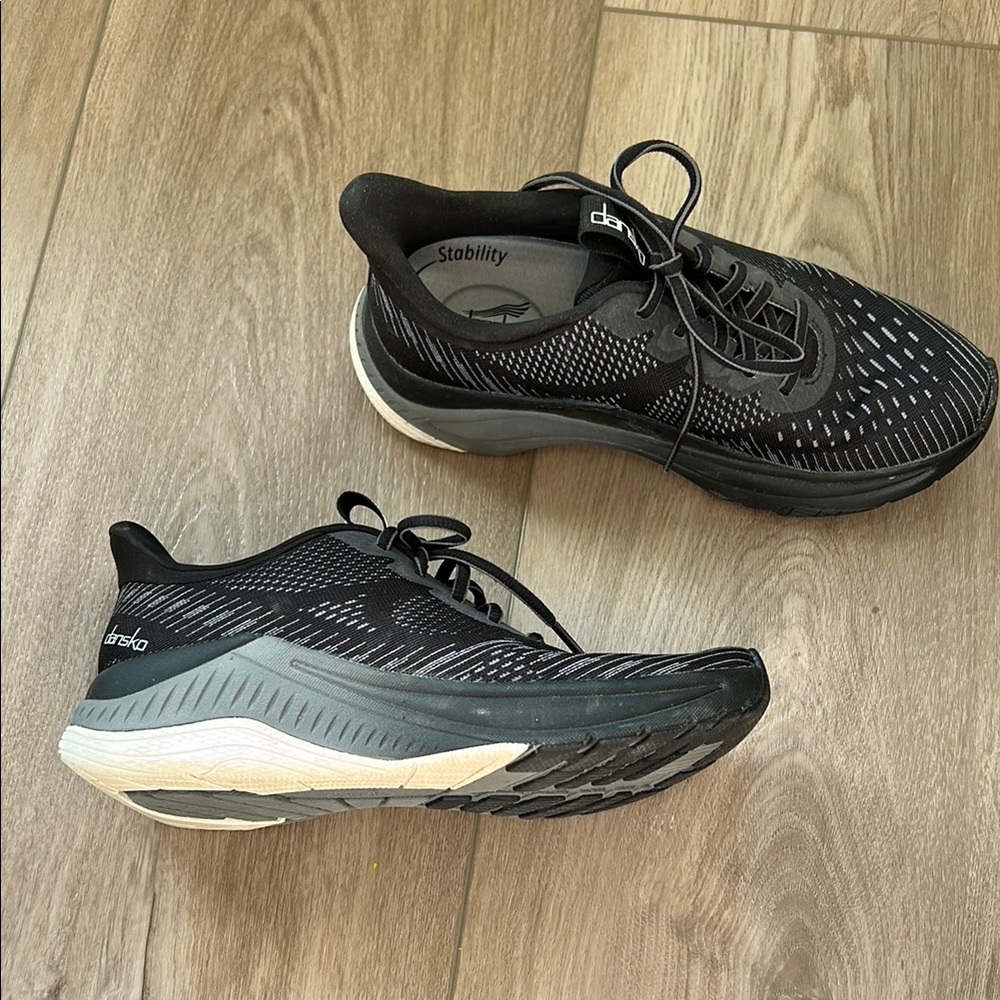 Women’s Dansko Stability Natural Arch Plus Tennis shoe. Size 36